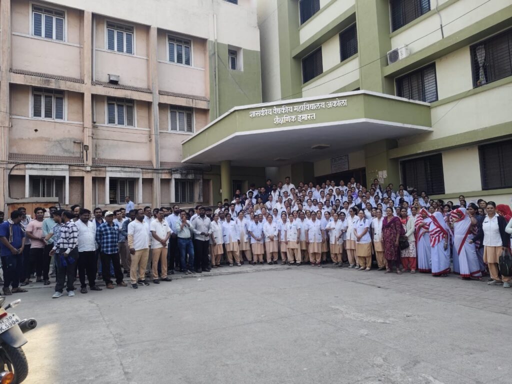 Akola GMC nurses protest