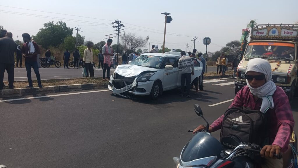 Akola Patur Road Accident Two Brothers Injured