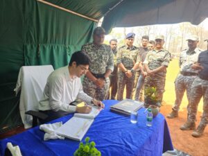 Gadchiroli Binagunda Laheri collector visit development