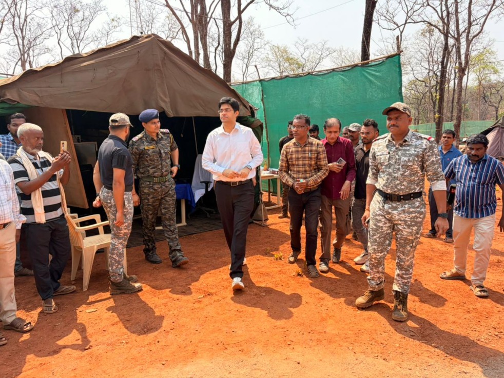 Gadchiroli Binagunda Laheri collector visit development