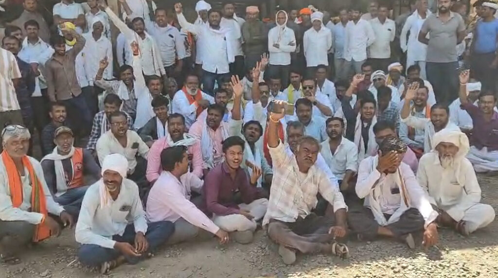 Malkapur APMC farmers protest
